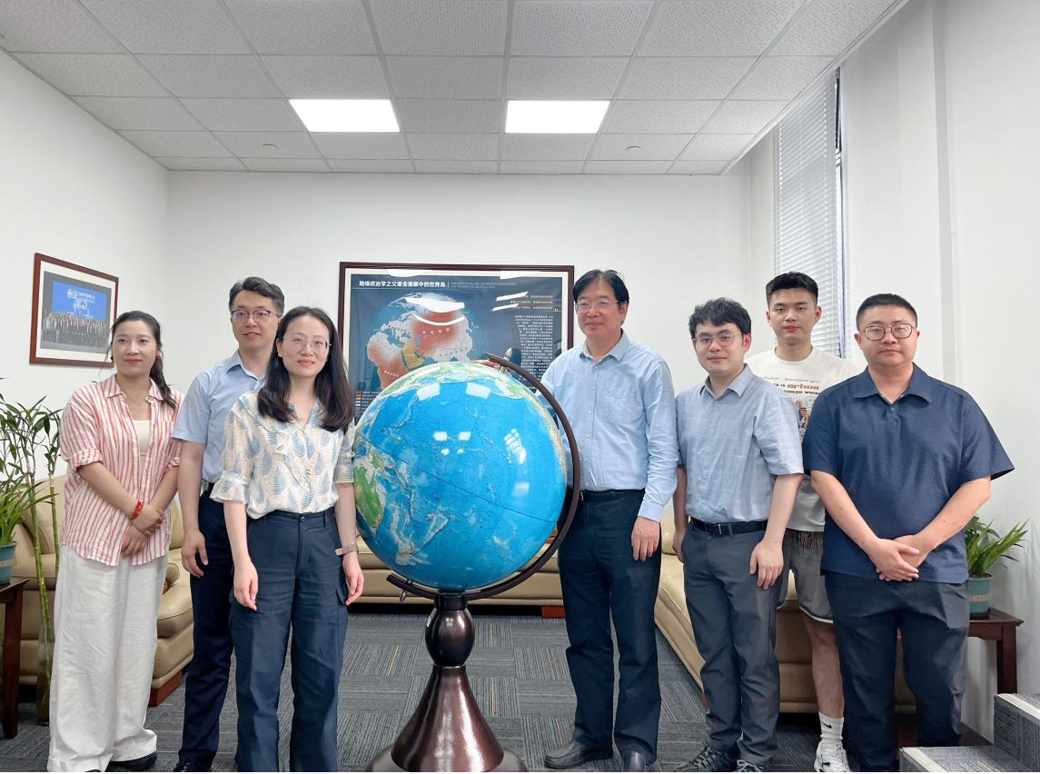 上海市经信委技术进步处处长黄捷...